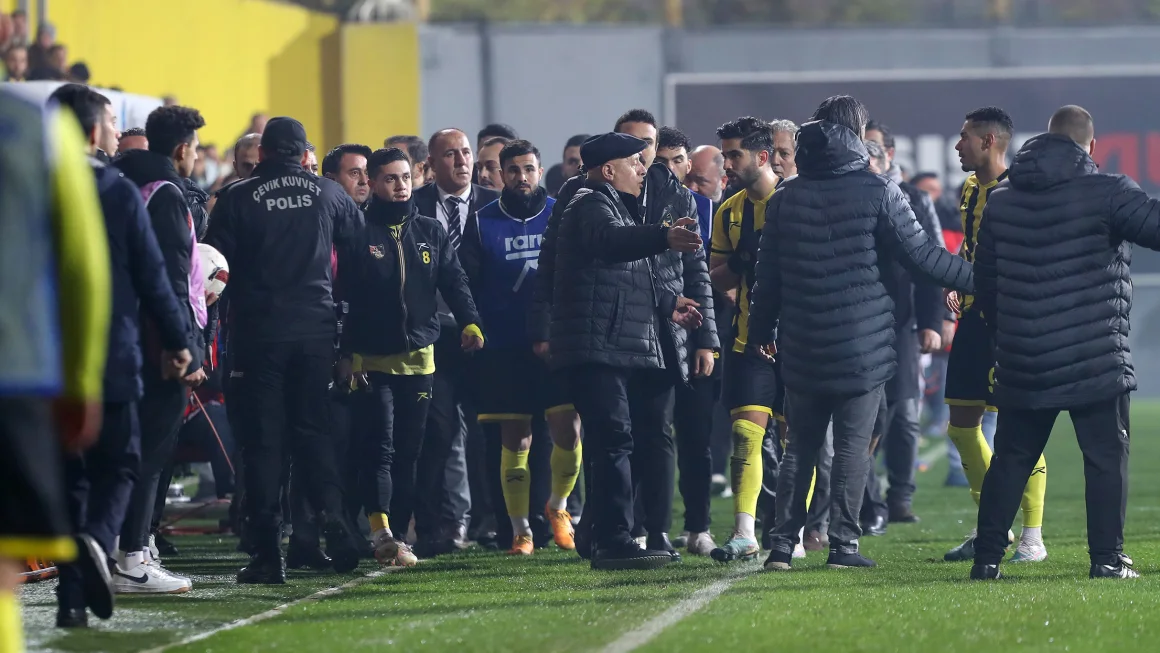 Presiden Berita Sepakbola Presiden İstanbulspor memimpin tim keluar lapangan dalam episode memalukan terbaru bagi sepak bola Turki menyusul penyerangan terhadap wasit