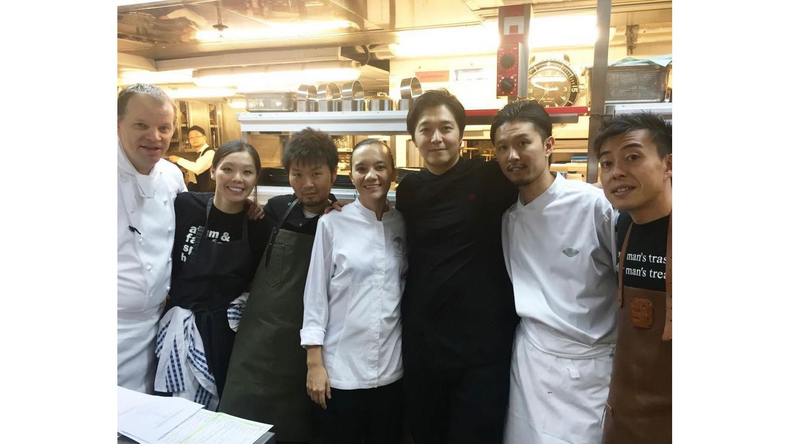 Pertemuan Dadakan 15 tahun yang lalu, 3 koki Jepang bertemu di bar Sydney. Mereka berpisah, namun ‘takdir’ mempertemukan mereka kembali di Hong Kong