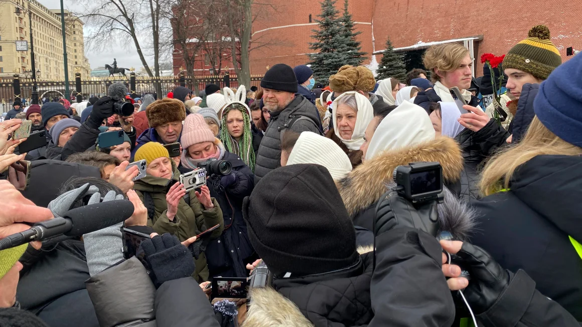 Berita Diorganisasi : Lusinan jurnalis ditahan di Moskow sebagai istri militer memprotes mobilisasi