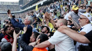 Fenerbahçe José Mourinho sebagai pelatih baru para penggemar menyambutnya dengan meriah 