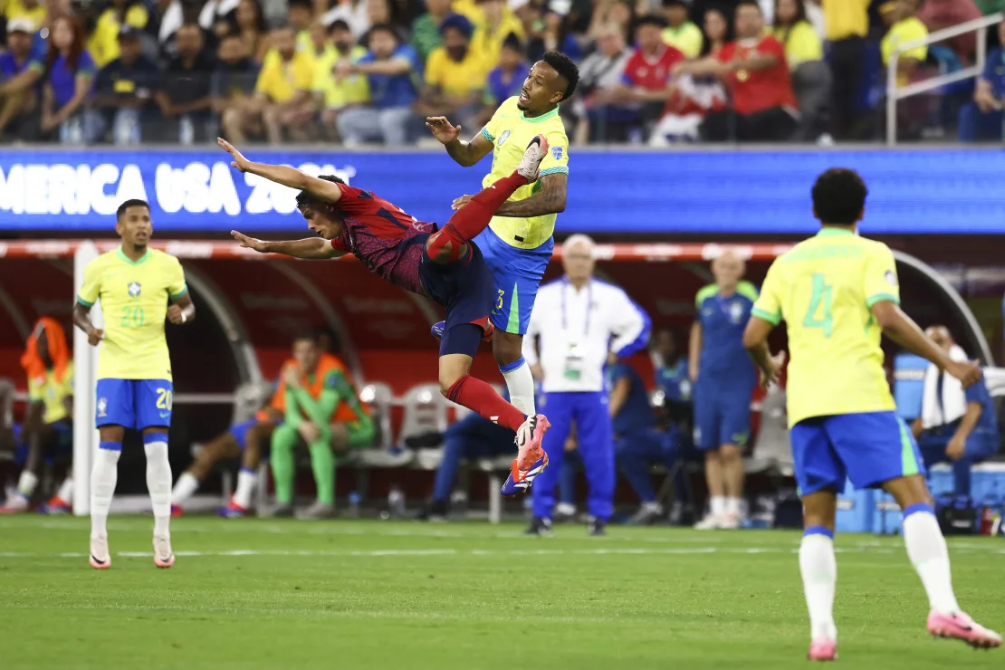 Neymar tampil frustrasi di tribun saat ia menyaksikan hasil imbang Brasil 0-0