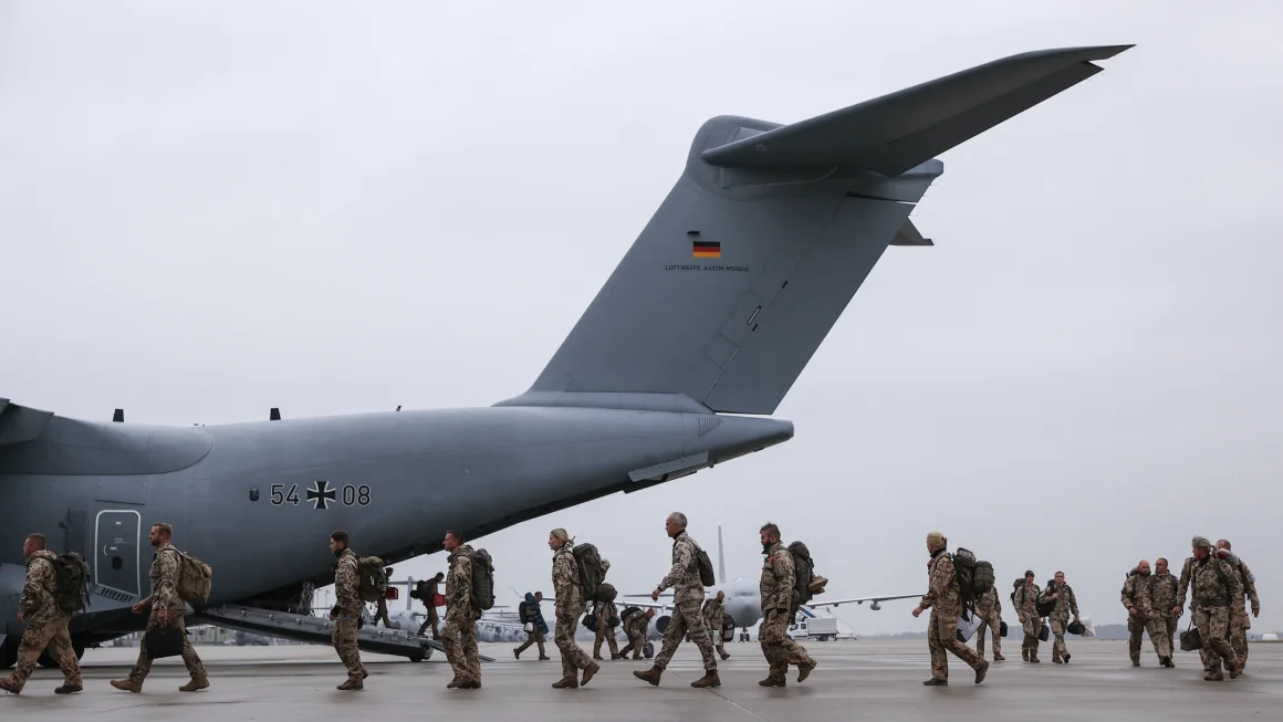Jerman mengesampingkan kegelisahan mengenai militernya untuk merayakan Hari Veteran yang pertama