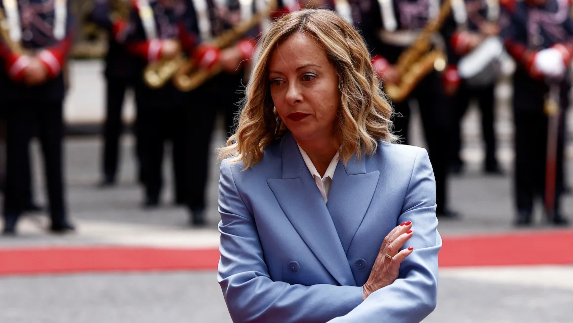 Jurnalis disuruh membayar Perdana Menteri Italia Giorgia Meloni $5.400