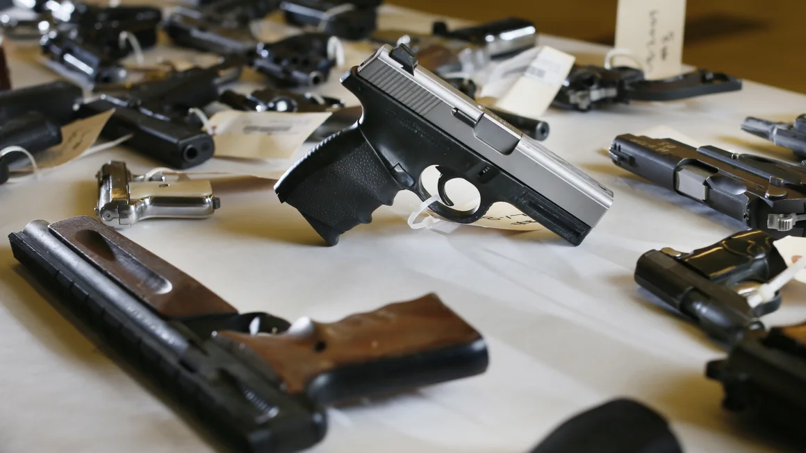 Larangan Minnesota terhadap anak berusia 18 hingga 20 tahun untuk mendapatkan izin kepemilikan senjata