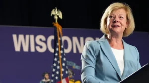 Tammy Baldwin berupaya mempertahankan keunggulan atas tiket di medan pertempuran Wisconsin